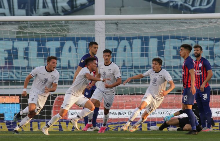 Talleres abrió el marcador con gol de Enzo Díaz.
