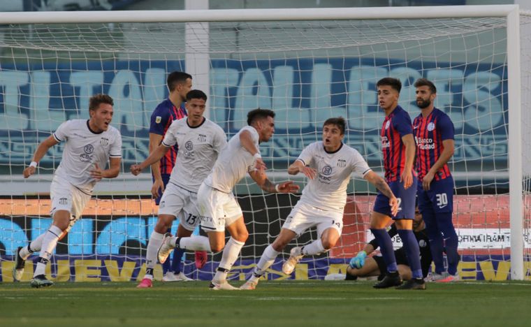 FOTO: Talleres abrió el marcador con gol de Enzo Díaz.