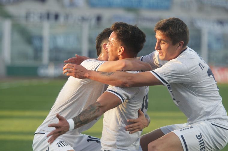 Todos abrazan a Enzo Díaz, el autor del primer gol de Talleres.