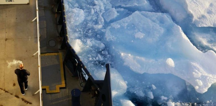 Hallan en el Ártico bacterias que descomponen el petróleo y el diésel