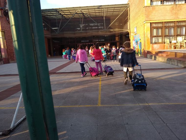 Vuelven a la presencialidad completa 290 mil chicos porteños