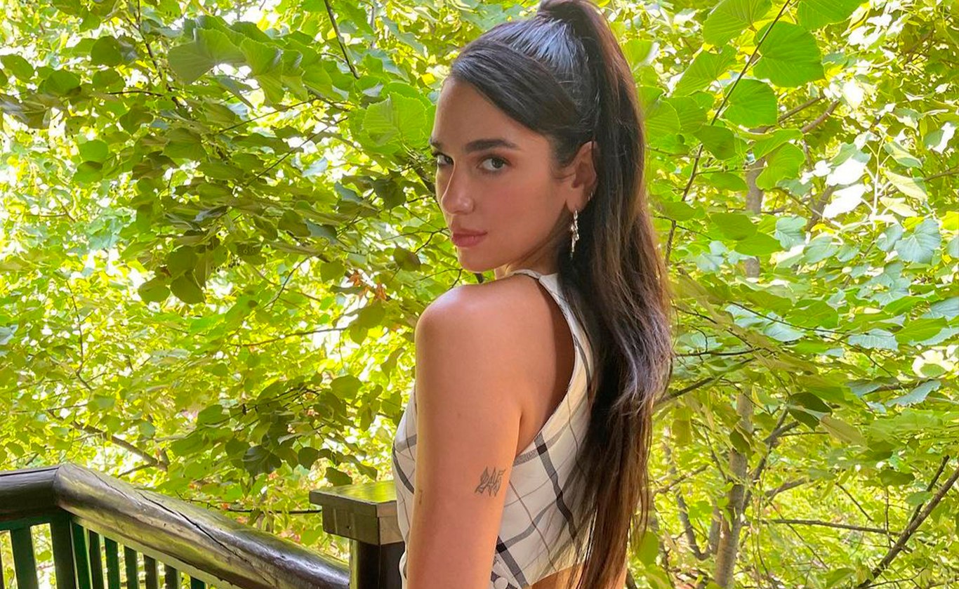 Dua Lipa sorprendió con su traje de baño.