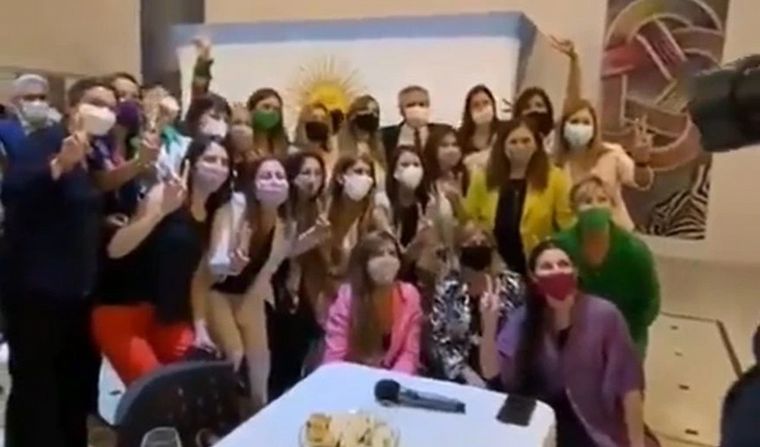 Multitudinario festejo de fin de año 2020 en Olivos 