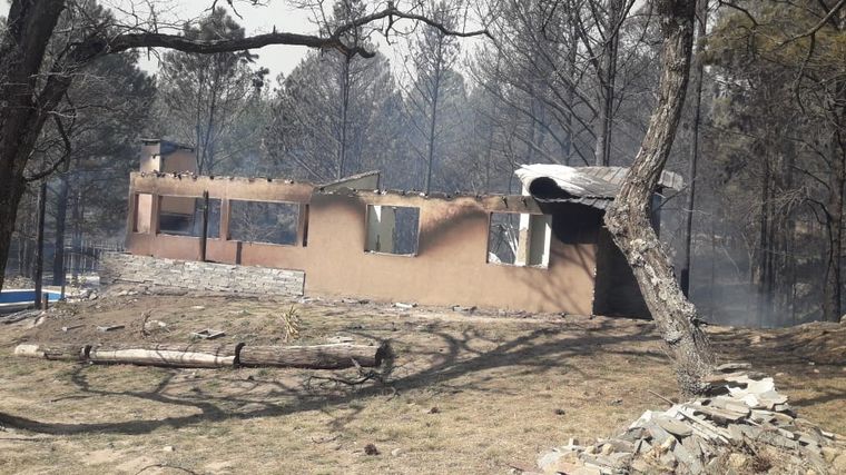 FOTO: Daños en cabañas y viviendas por el incendios en Atos Pampa.