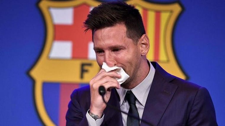 Subastan el pañuelo que usó Messi en su despedida del Barça