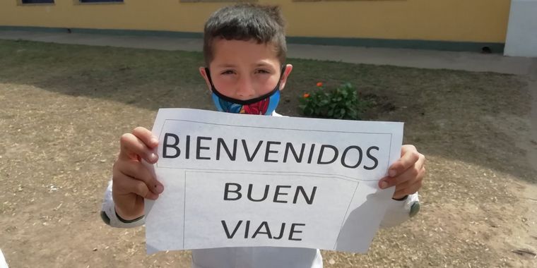 FOTO: Recibimos las cartas de los niños de la escuela Mariano Fragueiro, en La Para