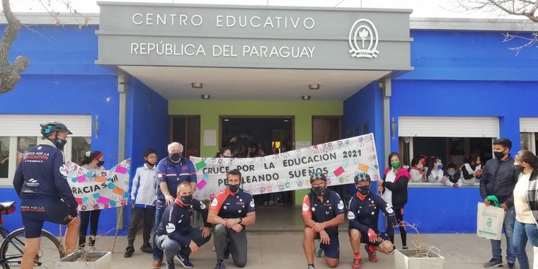 FOTO: Recibimos las cartas de los niños de la escuela Mariano Fragueiro, en La Para