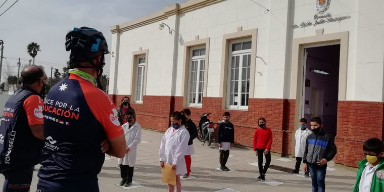 FOTO: Otra escuela de Balnearia se sumó al Cruce por la Educación.