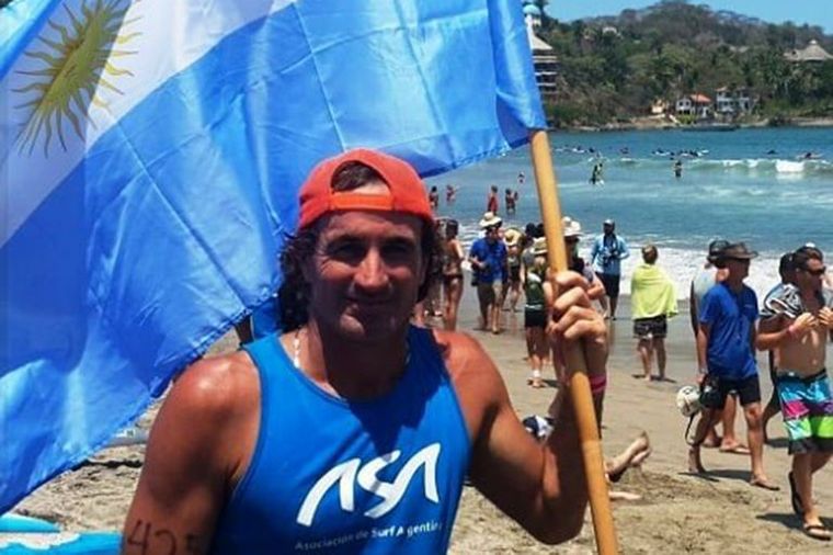 El surfista argentino Carlos di Pace murió en una playa de México.