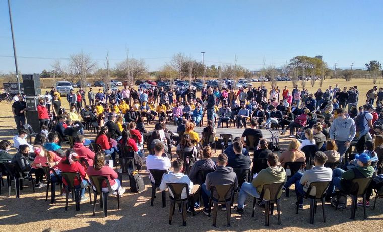 Luis Juez y Rodrigo de Loredo se reunieron con jóvenes.