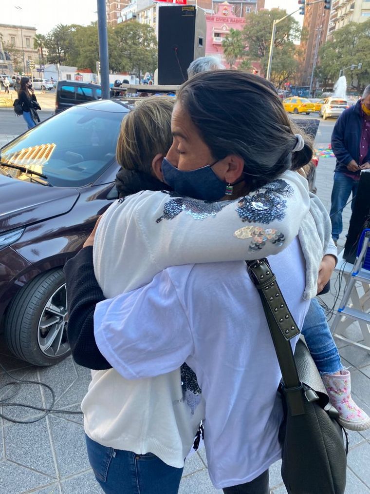 El abrazo entre la mamá de Solange y la mamá de Valentino Blas Correas.