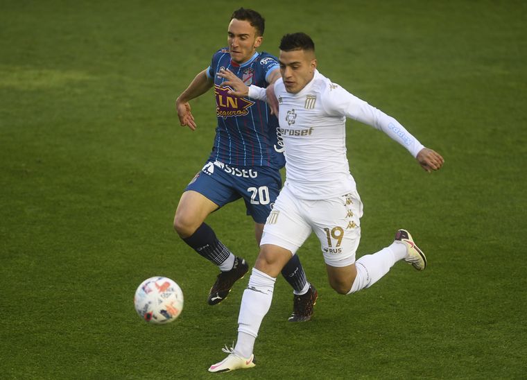 Racing sumó su segundo triunfo en fila y quedó a tiro del líder.