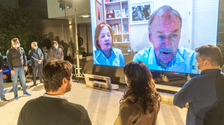 El gobernador Juan Schiaretti felicitando a Suárez en pantalla gigante.