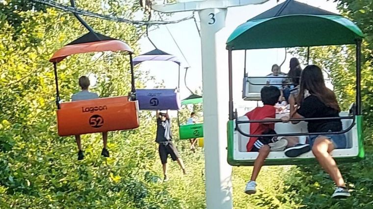 Murió un hombre tras caerse de un juego en un parque