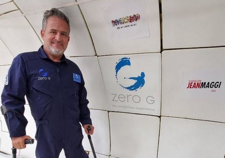 FOTO: Jean Maggi probó la gravedad cero y llevó consigo el logo de Diversidad