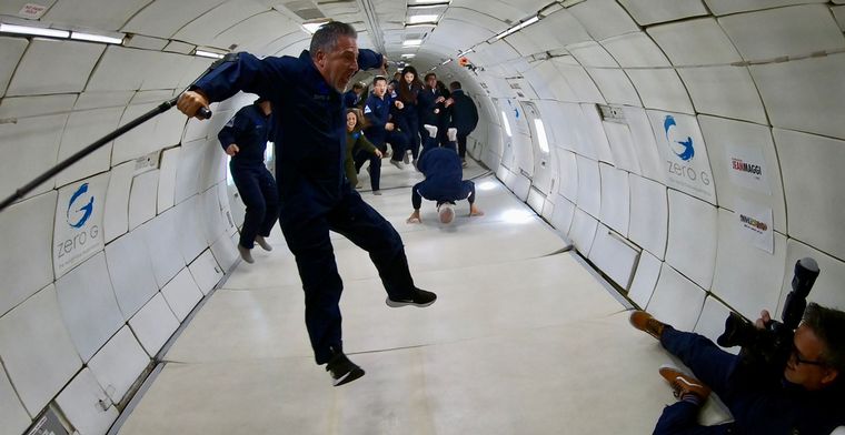 Jean Maggi probó la gravedad cero y llevó consigo el logo de Diversidad