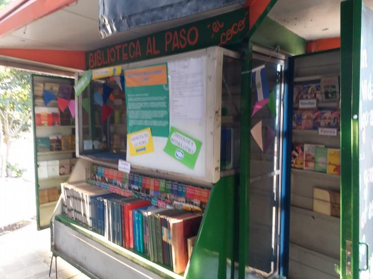 Recuperaron un puesto de diarios y lo hicieron biblioteca