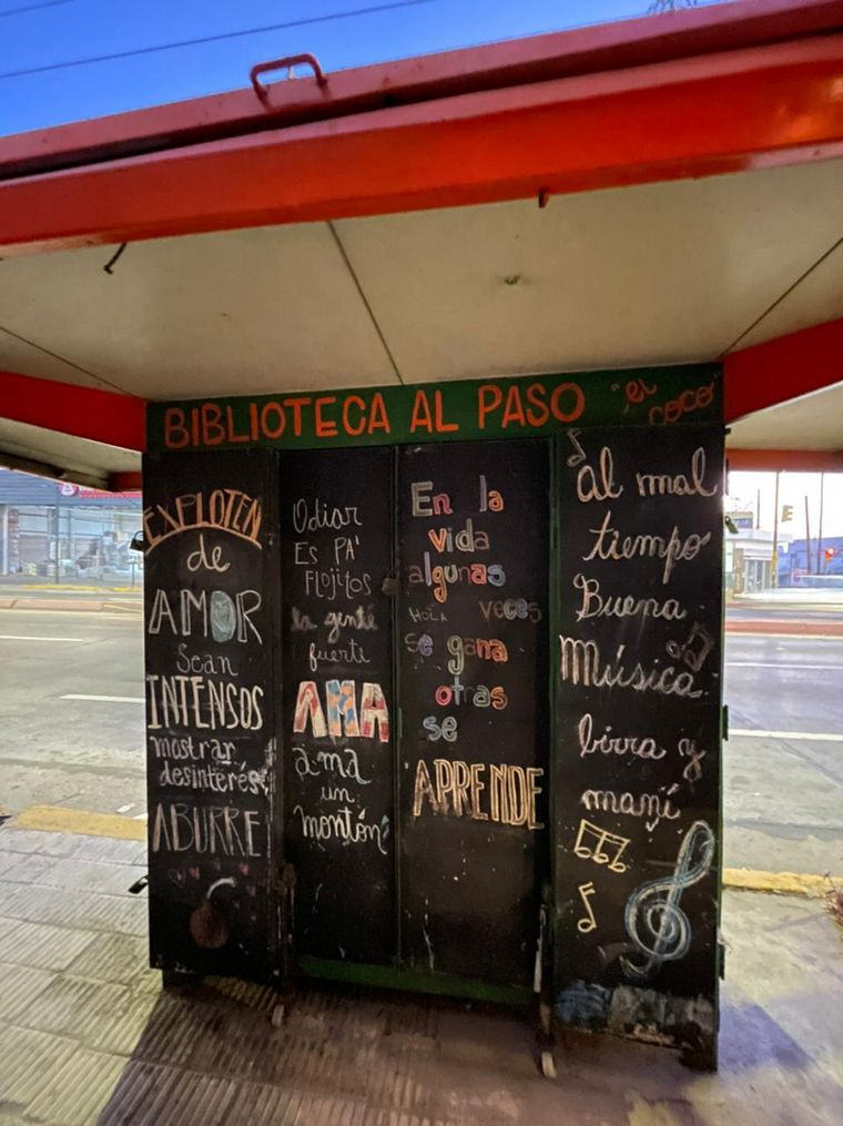 Recuperaron un puesto de diarios y lo hicieron biblioteca