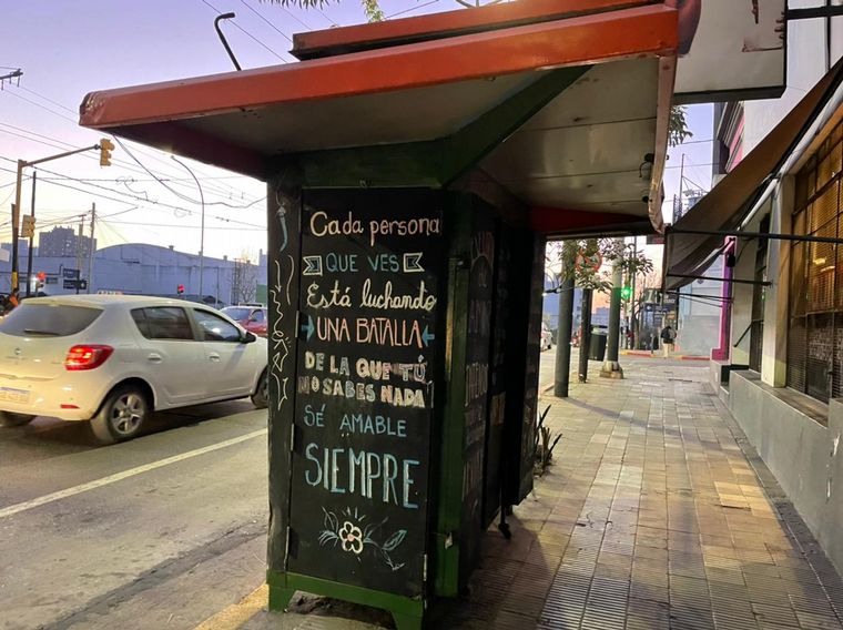 Recuperaron un puesto de diarios y lo hicieron biblioteca