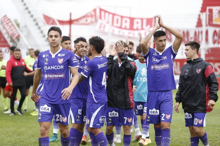 Instituto volvió al triunfo ante Deportivo Morón y recupera terreno.