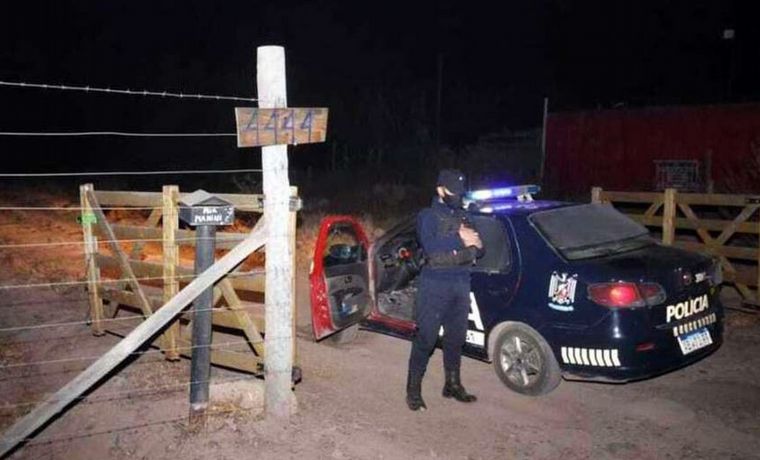 La Policía en la finca donde apareció el cuerpo.