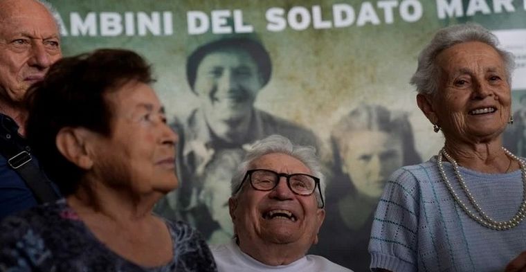 FOTO: Salvó a 3 niños de los nazis y los reencontró tras 70 años