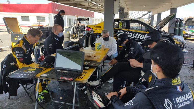 FOTO: Pablo Sibilla y el staff principal de Renault Sport Argentina