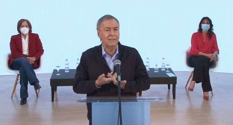 Juan Schiaretti, secundado por Alejandra Vigo y Natalia de la Sota.