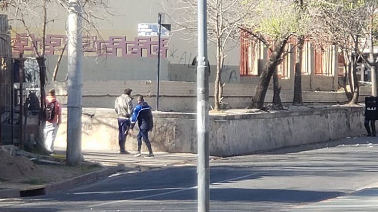 Se vivieron momentos de tensión e incidentes entre policías y allegados al fallecido