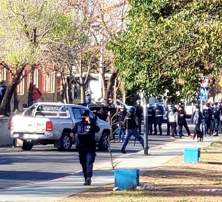 Se vivieron momentos de tensión e incidentes entre policías y allegados al fallecido