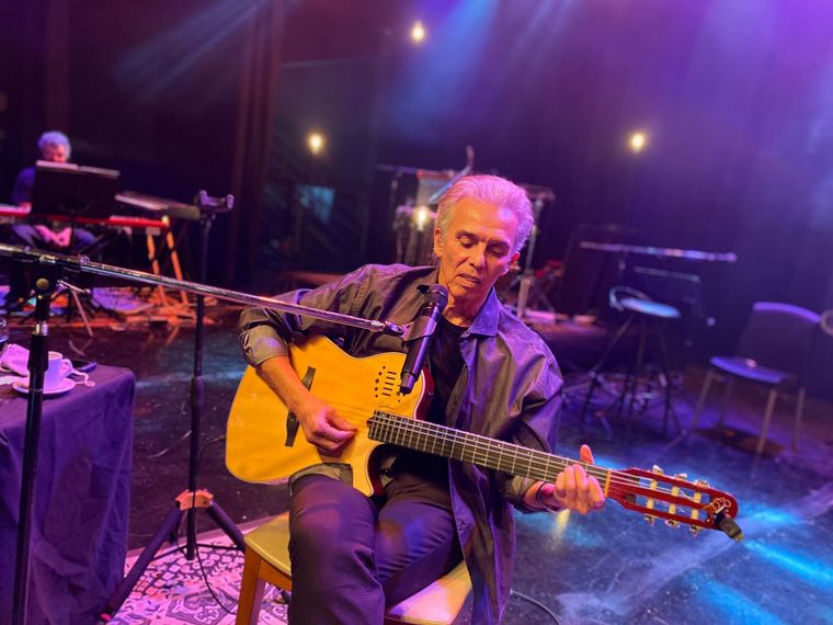 Jairo, junto al equipo de Viva la Radio en el Quality.