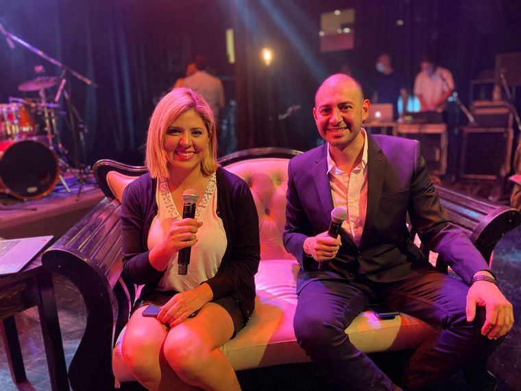 Jairo, junto al equipo de Viva la Radio en el Quality.