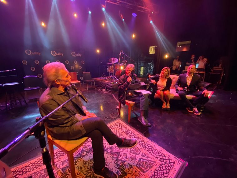 Jairo, con el equipo de Viva la Radio en la previa de su show de acústico.