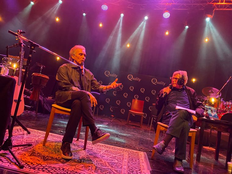 Jairo, con el equipo de Viva la Radio en la previa de su show de acústico.