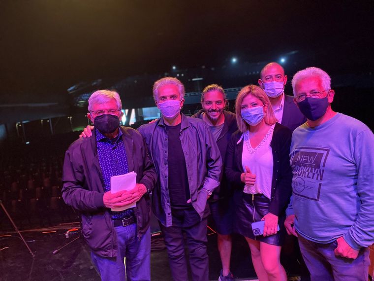 Jairo, con el equipo de Viva la Radio en la previa de su show de acústico.