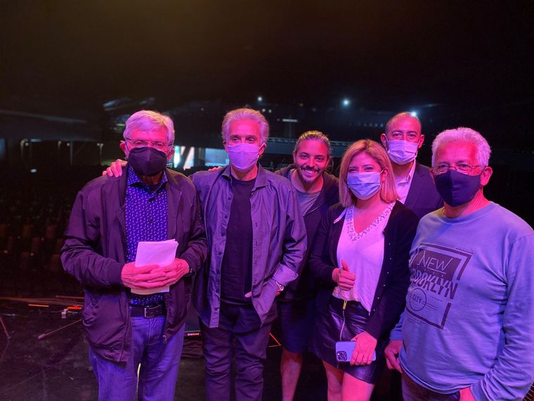 Jairo, con el equipo de Viva la Radio en la previa de su show de acústico.