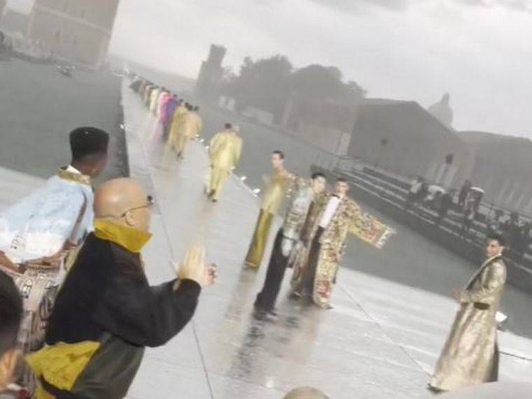 Una tormenta con granizo en medio de un desfile, sorprendió a famosos en Europa