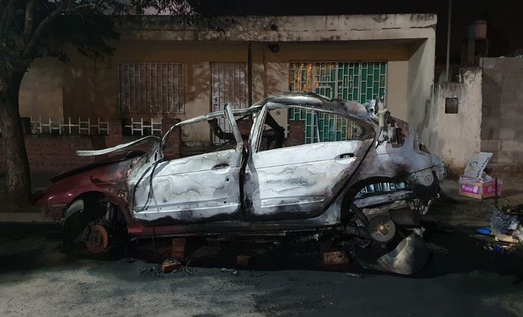 FOTO: Incendio y explosión de un auto en Córdoba.