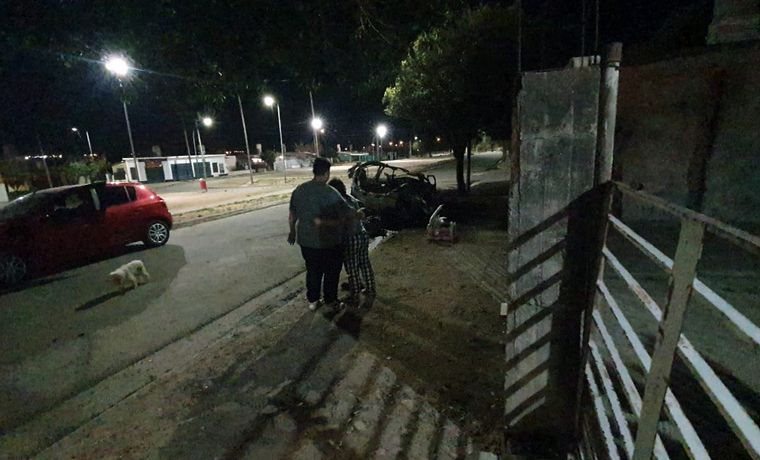 Incendio y explosión de un auto en Córdoba.