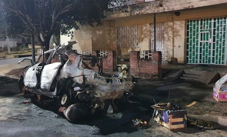 Incendio y explosión de un auto en Córdoba.