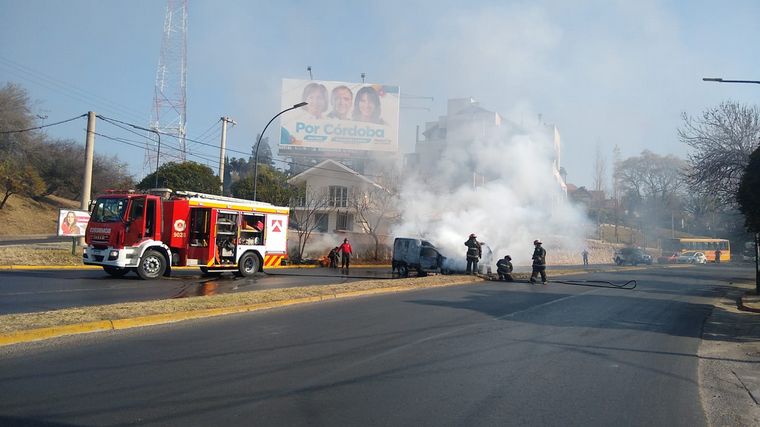 AUDIO: Corte total de tránsito en Rafael Núñez por auto incendiado