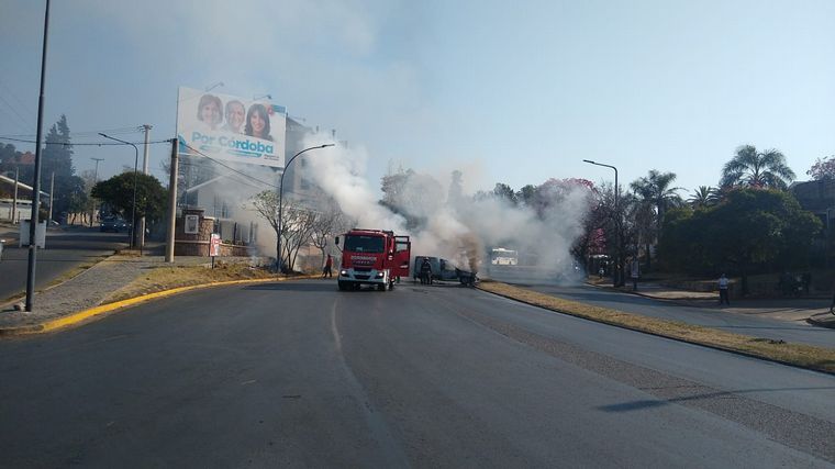 Corte total de tránsito en Rafael Núñez por auto incendiado