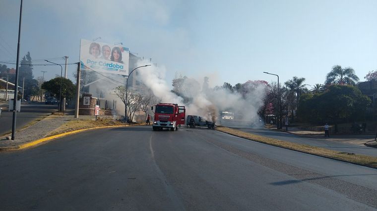FOTO: Corte total de tránsito en Rafael Núñez por auto incendiado