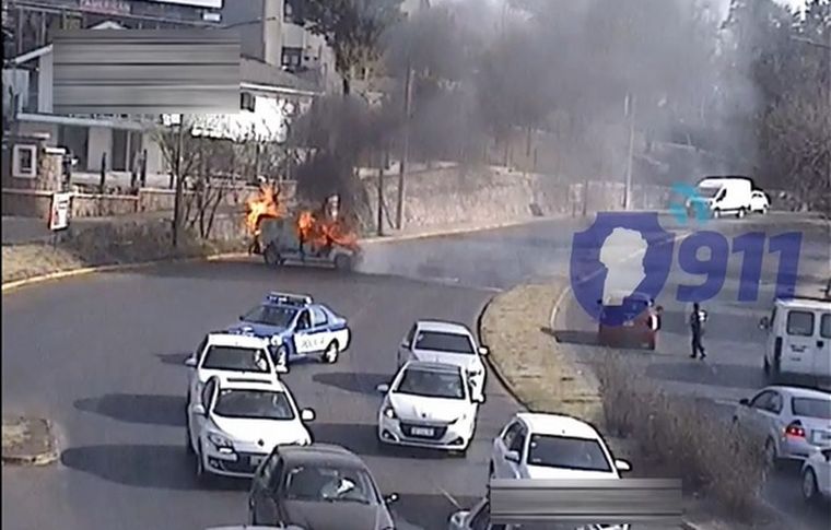 El vehículo se prendió fuego y causó caos en la Rafael Núñez