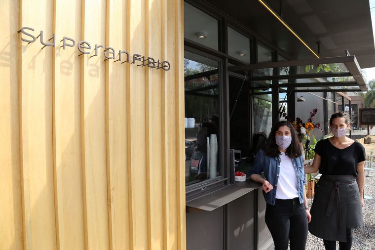 Shayla Parra es quien está detrás de la preparación de café.