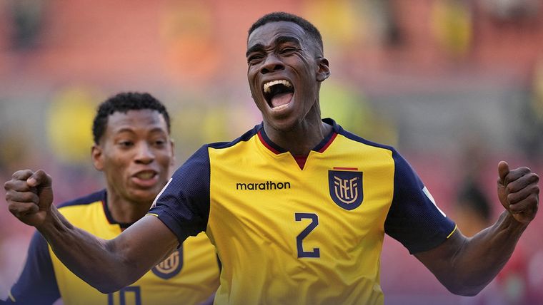 Félix Torres festeja el gol que le abrió el camino al triunfo a los ecuatorianos. 