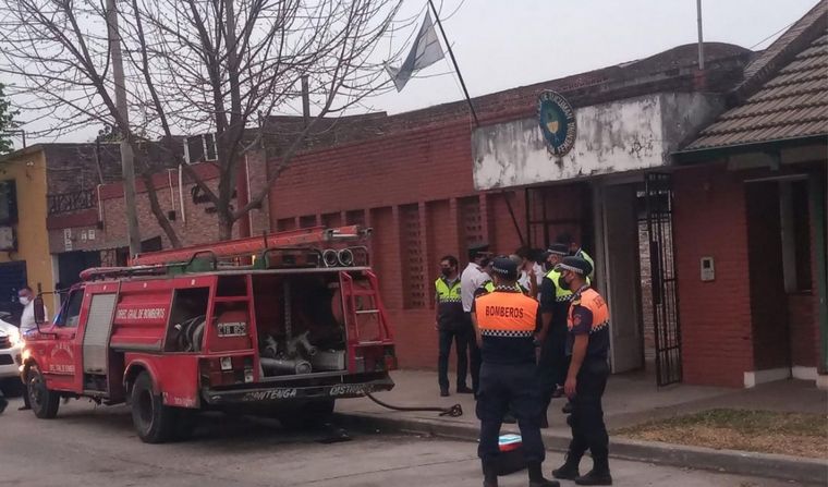 Los bomberos acudieron al lugar del incendio (Foto: La Gaceta de Tucumán). 