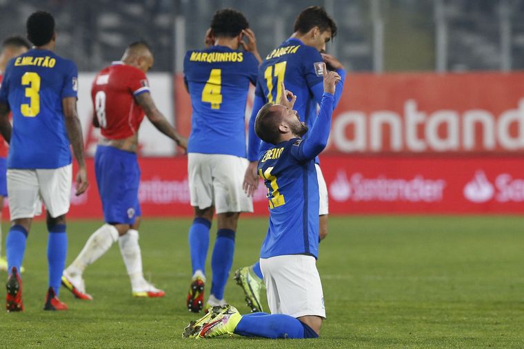 Everton Ribeiro festeja el tanto de la victoria del equipo brasileño.