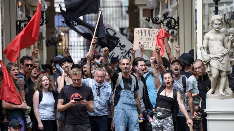 Miles de personas vuelven a protestar en Francia contra el pasaporte sanitario