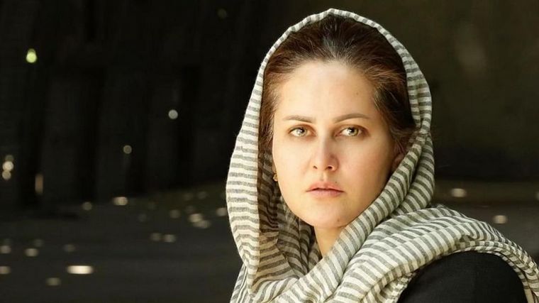 FOTO: La cineasta afgana Sahraa Karimi anunció que hará una película de su escape (archivo)